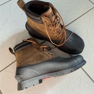 New without box UGG - MENS GATSON MID BOOTS. Sz: 8.5 Brown Black